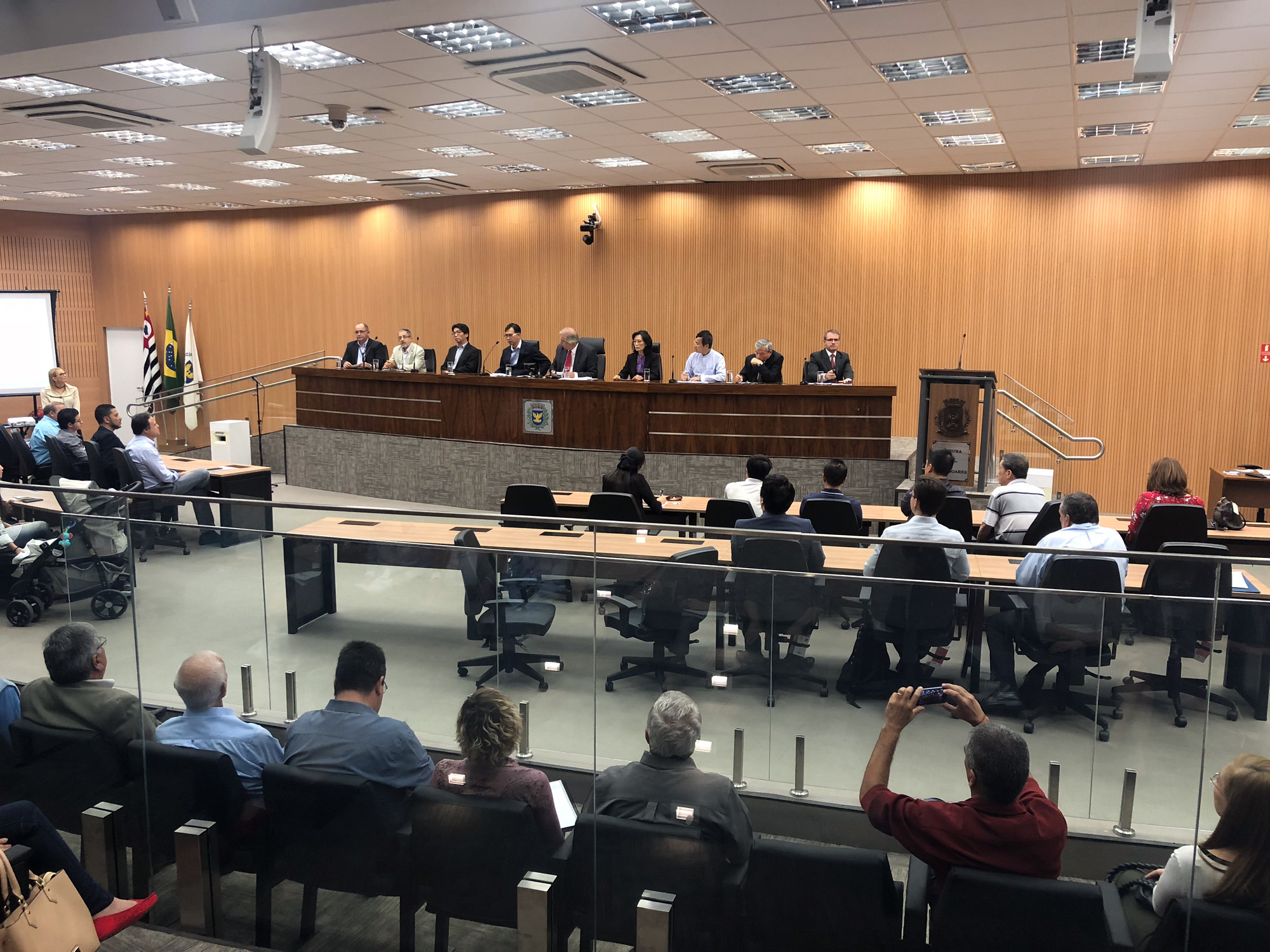 移民问题公开听证会
